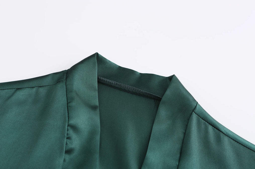 Green Wedding Party Team Bride Robe With Gold Letters Mother Maid of Honor Kimono Satin Pajamas Bridesmaid Bathrobe