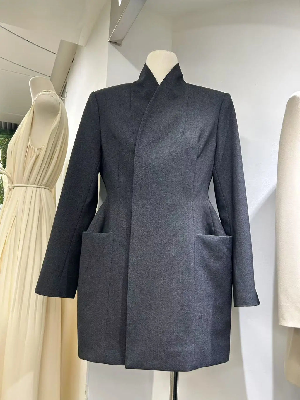 DNBS 2025 Women's Hidden Button Design Sense French Spring Elegant Fashion Lapel Spring New Classic Waist Temperament Suit